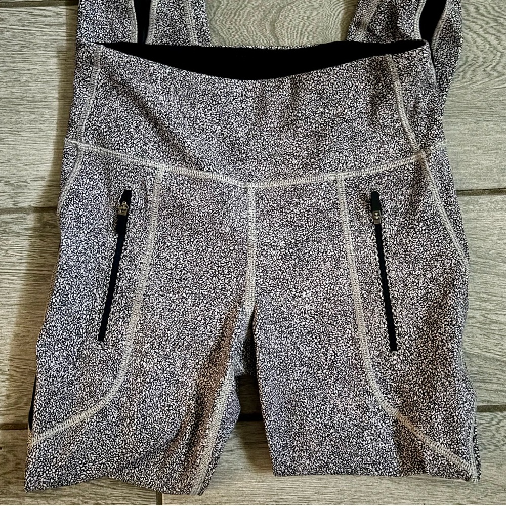 NWOT Lululemon Gray and Black Leggings with Zipper Pockets
